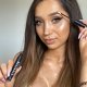 Ein Model mit glänzender Haut, das das Nanobrow Augenbrauenserum verwendet
