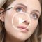 Ein Model, das Wimpernspülung aufträgt, und ein Play-Button in der Mitte