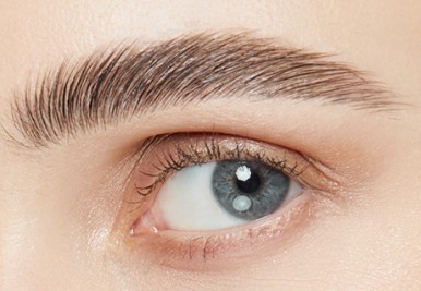 Nahaufnahme eines Auges mit langen Wimpern