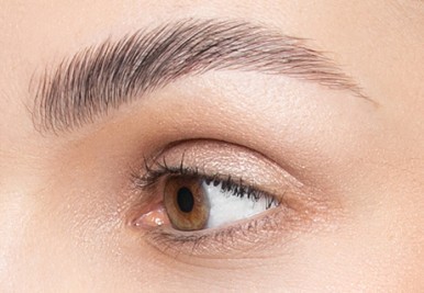 Nahaufnahme eines Auges mit langen Wimpern