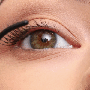 Nahaufnahme eines Models, das die Cluster-Wimpern anbringt