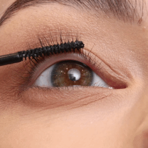 Nahaufnahme eines Modells, das den Bonder aufträgt