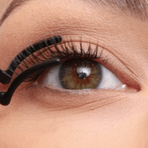 Nahaufnahme eines Models, das die Wimpern verschmelzt