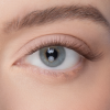 Blaues Auge und unschuldige Wimpern