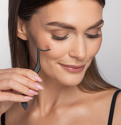 Ein Modell mit einem Wimpernapplikator