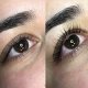 Vergleich zweier Augen, das rechte hat angehobene Wimpern