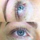 Zwei Bilder eines Auges mit hochgezogenen Wimpern