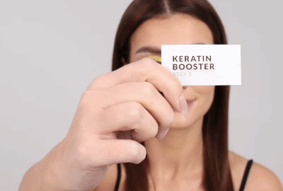 Modell trägt Schritt 3 – Keratin Booster auf die Wimpern auf