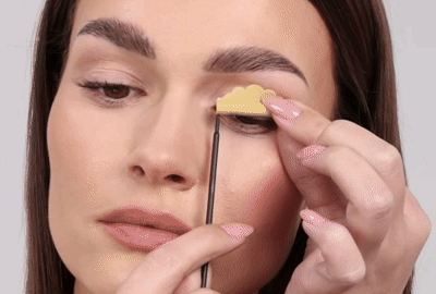 Das Model entfernt sanft die Stäbchen aus ihren Augenlidern und Wimpern